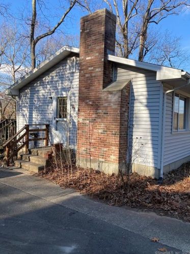 11 Stevens Ave, Gales Ferry, CT 06339-1225