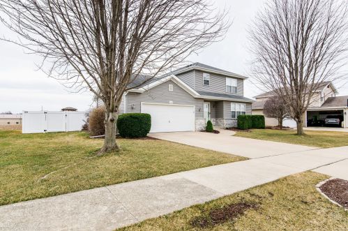 221 Park St, Momence, IL 60954-2316