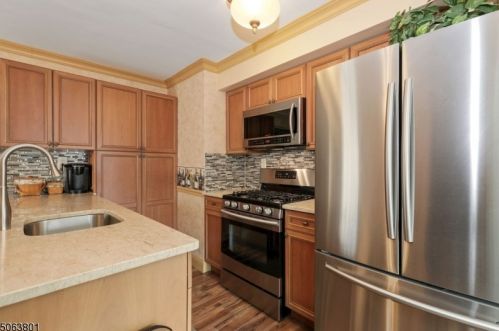 5 Powell Pl, Iselin, NJ 08830-1316