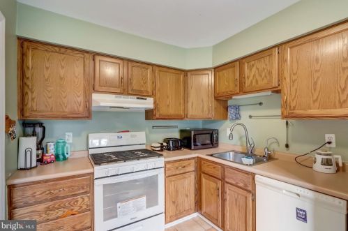 4 Crawford Ct, Trenton NJ  08690-3618 exterior