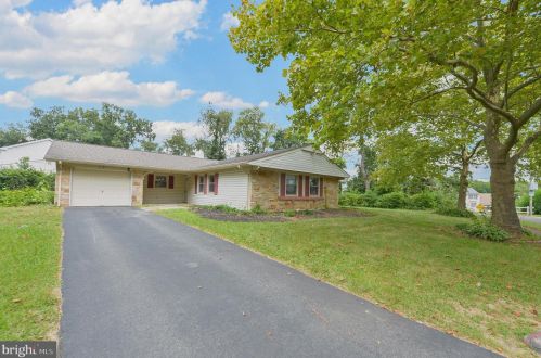 5 Hawkins Ln, Willingboro, NJ 08046-1216