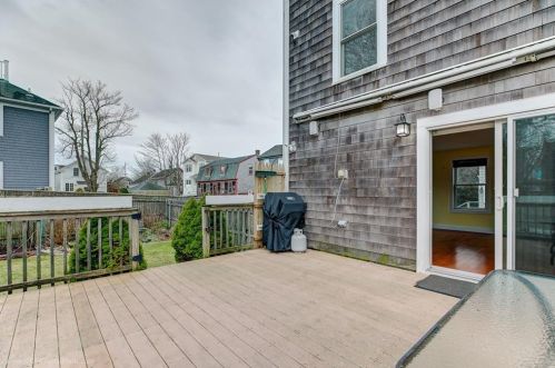 35 Wellington Ave, Middletown, RI 02840-3927