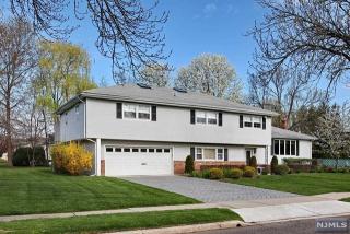 377 Loretta Dr, Oradell, NJ 07649-1818