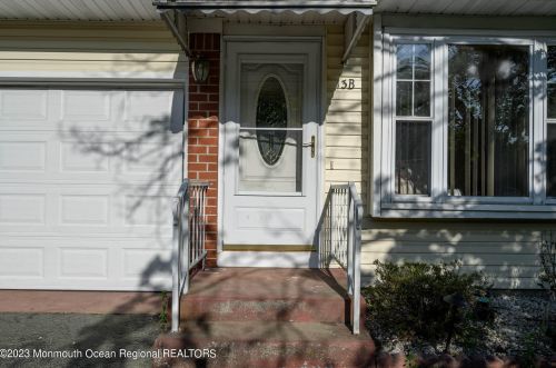 13 Columbus Blvd, Lakehurst, NJ 08759-1982