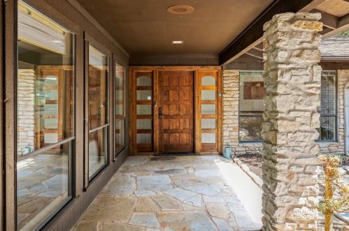 8429 Adirondack Trl, Austin TX  78759-7937 exterior