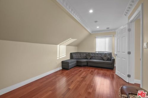 2417 Glenoaks Blvd, Glendale CA  91206-3027 exterior