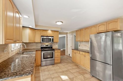 160 River Rd, Huntington CT  06484-4444 exterior