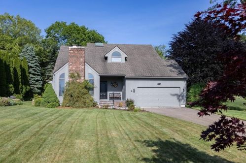 5 Sycamore Dr, Westerly, RI 02891-3900