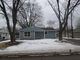 19 Cardinal Ln, Carpentersville, IL 60110-1603