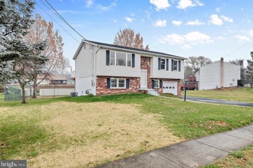 1705 Sapphire Rd, York, PA 17408-4425