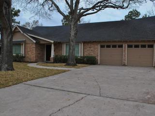 1635 Shadow Bend Dr, Houston TX  77043-3233 exterior