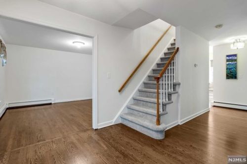 46 Green Hill Rd, Kinnelon, NJ 07405-2122