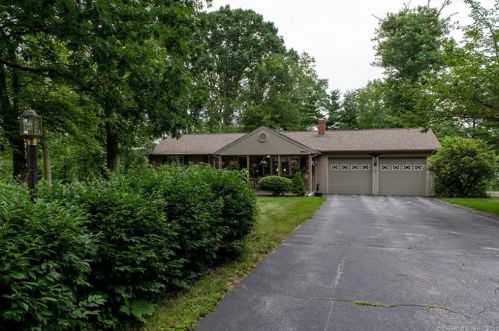 3 Hilltop Dr, Gales Ferry, CT 06339-1214