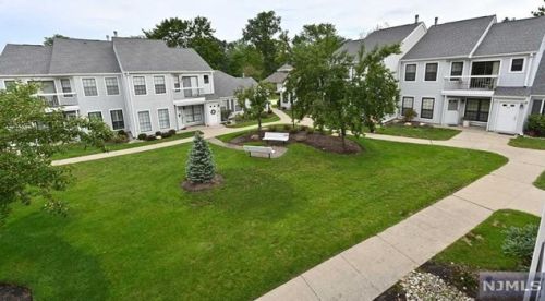 39 Krinsky Ct, Mahwah, NJ 07430-2956