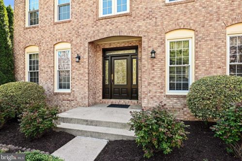 7613 Davis Field Ln, Springfield, VA 22153-1922