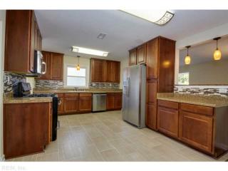16 Hickory Hill Rd, Hampton, VA 23666-3910
