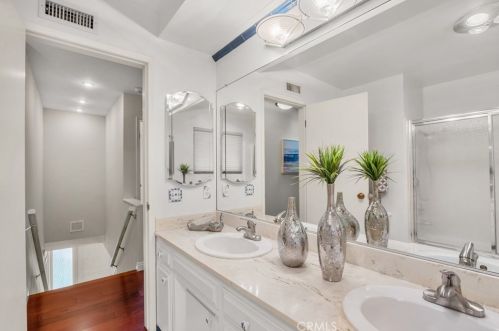 1430 Greenbriar Rd, Glendale CA  91207-1053 exterior