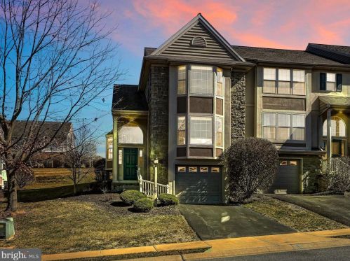 707 Royal View Dr, Lancaster, PA 17601-2876