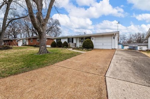 833 Riderwood Dr, Hazelwood, MO 63042-3329