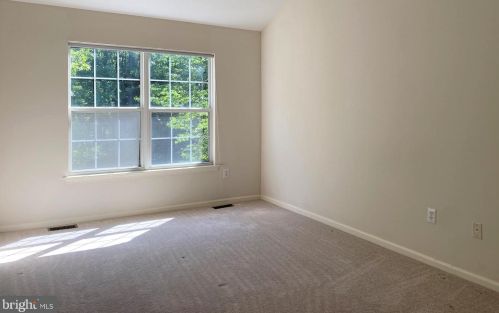 8 Burr Dr, Princeton NJ  08540-1950 exterior