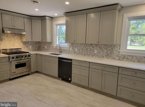 374 Eggerts Crossing Rd, Trenton NJ  08638-1802 exterior