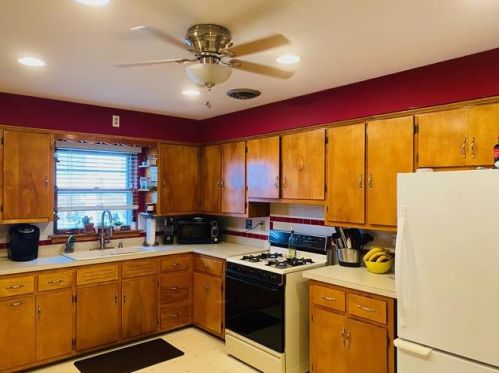 7116 Maplewood Ave, Hammond, IN 46324-2410