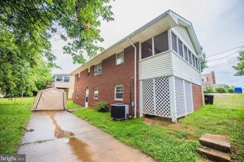1321 Commonwealth Ave, Front Royal VA  22630-2829 exterior