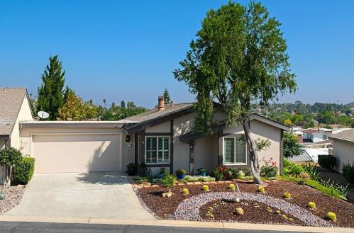 716 Nob Cir, Vista, CA 92084-3810