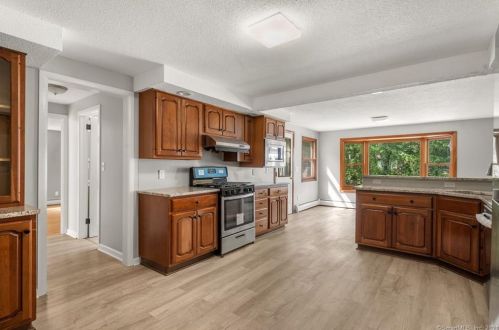78 Elizabeth St, Wapping CT  06074-3411 exterior