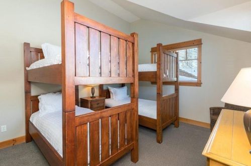 12193 Lookout Loop, Truckee CA  96161-4528 exterior