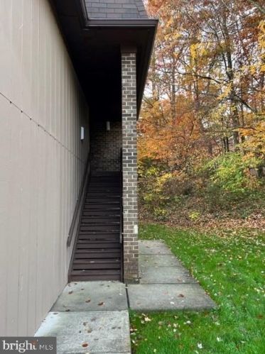 8500 Barrington Ct, Springfield VA  22152-1002 exterior