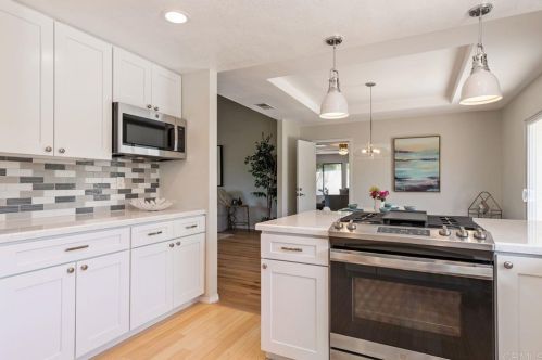 2004 Troy Pl, Vista CA  92084-4831 exterior