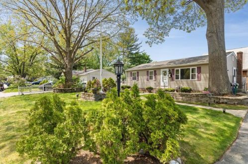 41 Morse Ave, Warwick, RI 02886-2321