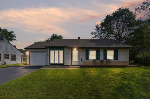 1015 Stratford Cir, Streamwood, IL 60107-2111