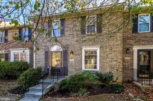 7053 Leewood Forest Dr, Springfield, VA 22151-3921