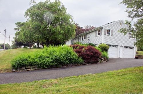 38 Deerfield Dr, Huntington, CT 06484-2517