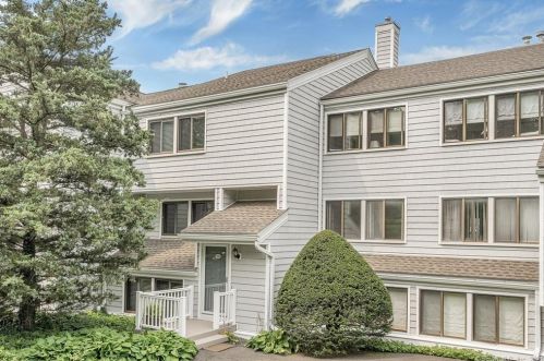 100 Rowayton Woods Dr, Norwalk, CT 06854-3935