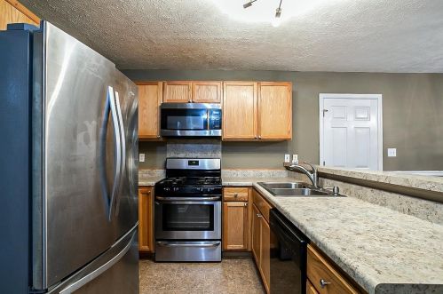 61 Henry St, Newnan, GA 30265