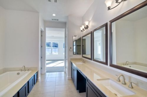 1833 Sugarbush Dr, Vista CA 92084 exterior