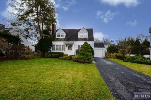 320 Abbey Ct, Ridgewood, NJ 07450-1801