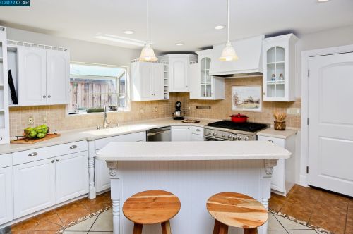 1294 New York Dr, Concord CA  94521-4617 exterior