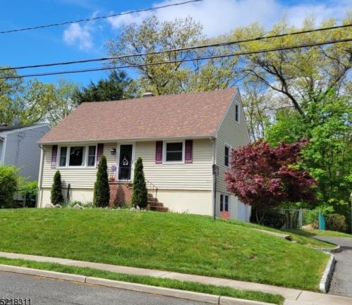 51 Rafkind Rd, Bloomingdale, NJ 07403-1515