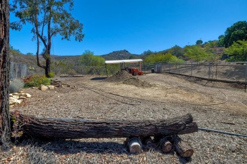 616 Estrelita Dr, Vista CA  92084-7926 exterior