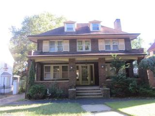 10618 Lake Shore Blvd, Cleveland, OH 44108-1017