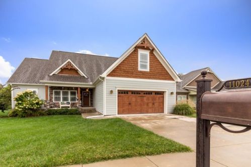 11024 Prairie Lake Dr, Apison, TN 37302-4000