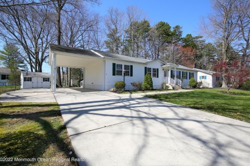 16 Royal Oak Dr, Upper Freehold Township, NJ 08514-2468