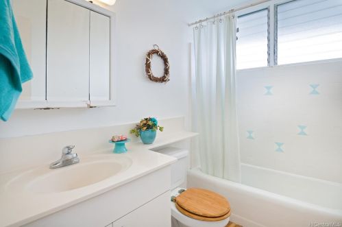 394 Puamamane St, Honolulu HI 96821-2132 exterior