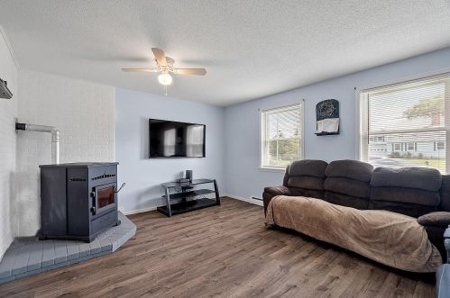 2 Senter Cove Rd, Derry, NH 03038-4010