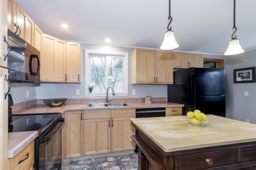 6 Tufts Dr, Nashua, NH 03064-1713