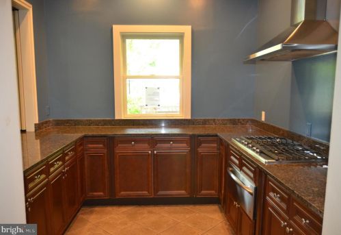 1897 Crescent Park Dr, Herndon VA  20190-3272 exterior